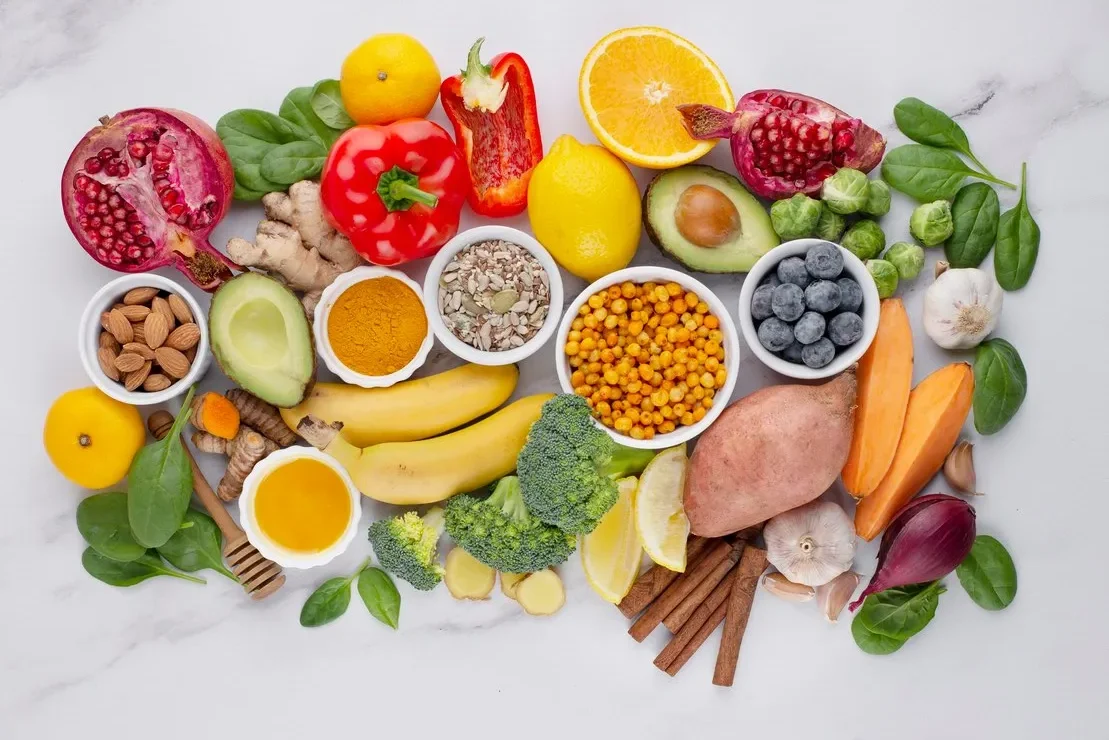 endecha-plana-alimentos-saludables-que-estimulan-inmunidad_23-2149211597